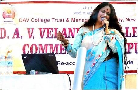 Sadhana Yogalakshmi singing during a Nyasaa program